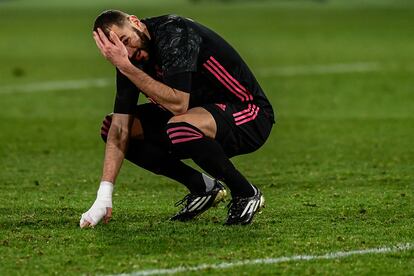 Benzema se lamenta durante el partido en el Martínez Valero.