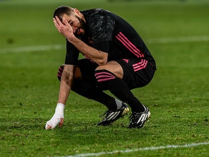 Benzema se lamenta durante el partido en el Martínez Valero.