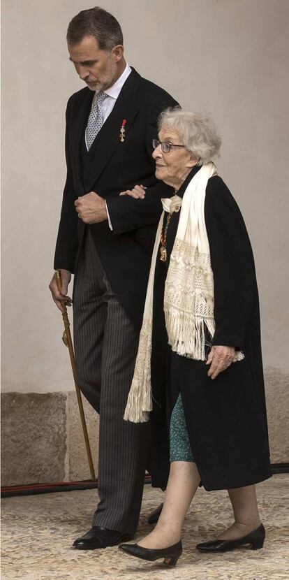 La poeta uruguaya Ida Vitale, del brazo del rey Felipe VI, en la ceremonia de entrega del Premio Cervantes en el Paraninfo de la Universidad de Alcalá de Henares (Madrid), el 23 de abril.