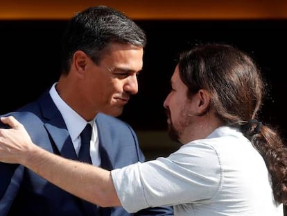 El presidente del Gobierno, Pedro Sánchez (izquierda), recibe al secretario general de Podemos, Pablo Iglesias, en La Moncloa. 