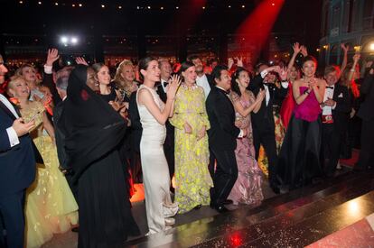 Los invitados durante el baile tras la cena en el Sporting Club de Montecarlo.