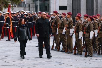 La ministra de Defensa, Margarita Robles, pasa revista a las tropas junto a su homólogo ucranio, Rustem Umerov, este viernes en Madrid.
