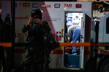 Miguel Uribe es atendido por personal médico en la ambulancia a su llegada a la Fundación Santa Fe, en Bogotá.