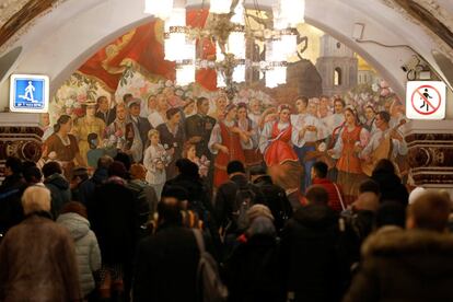 Pasajeros en hora punta en la estacin de Kyevskaya, construida en 1954 presenta un mosaico dedicado a la amistad ruso-ucraniana. Los dos pases estn ahora en desacuerdo despus de que Rusia anex Crimea en 2014.