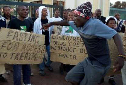 Enfermos de sida protestaban ayer en Johanesburgo para exigir el abaratamiento de los fármacos.