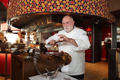 José Andrés cortando jamón en la sala de su nuevo restaurante Jaleo en Dubái.