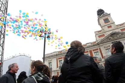 Familiares de niños sustraídos al nacer recuerdan con globos de colores que les siguen buscando