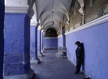 El monasterio de Santa Catalina, fundado en 1580, con sus calles, plazas, fuentes y capillas, parece un pueblo dentro de la ciudad de Arequipa.