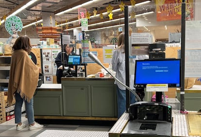 Una caja registradora muestra una pantalla de error en azul en un supermercado durante el apagón informático en Sídney (Australia), este viernes.  