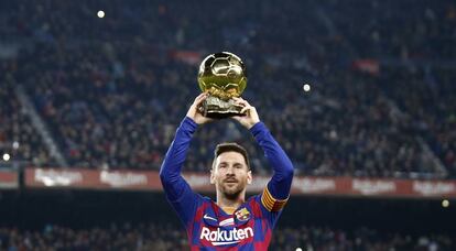 Messi celebra junto a la afición su sexto Balón de Oro.