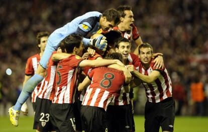 Los jugadores del Athletic celebran el pase a la final del Bucarest