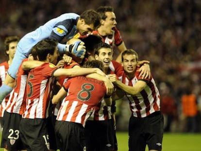 Los jugadores del Athletic celebran el pase a la final del Bucarest