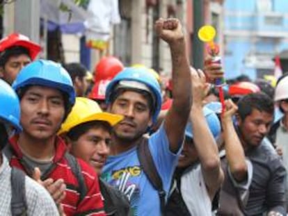 Imagen de una multitudinaria marcha para protestar contra el Gobierno peruano. EFE/Archivo