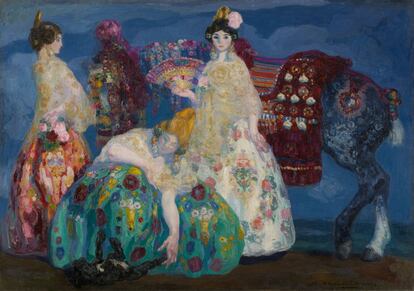 Hermen (o Hermenegildo) Anglada Camarasa (Barcelona, 1871-Pollença, 1959), fue hijo de un artista comercial que fue su primer maestro. Desde aproximadamente 1904, tras algunas visitas a Valencia, se centró en las tradiciones valencianas. Fue en una visita al estudio de Anglada en París, a finales de 1912, donde Archer M. Huntington compró este óleo, junto con un dibujo. La obra forma parte de una larga serie de imágenes semejantes sobre temas valencianos (1904-1911) en la que hay verbenas, carnavales, desfiles y sobre todo falleras. En este caso, tres de Burriana, donde Anglada se ocupó de mostrar todos los elementos del traje tradicional de fallera: la ancha falda bordada, la manteleta de encaje de seda bordado en oro, las peinetas y otros adornos del pelo, y los típicos aderezos con arracadas. Según la Hispanic Society, la composición revela una clara influencia de Gustav Klimt (1862-1918); y resta señalar un último motivo en el cuadro, el perrito negro de abajo a la izquierda, cuya cabeza se proyecta de forma ilusionista en el espacio del espectador, que añade un toque anecdótico a la escena de género y refuerza la sensación de escenario teatral.