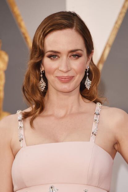 Emily Blunt, como muchas otras actrices, apostó por las ondas despeinadas y el maquillaje natural.