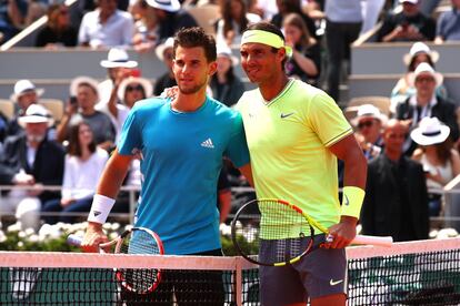 Dominic Thiem (a la izquierda) y Rafael Nadal posan para los medios antes de la final de Roland Garros 2019.