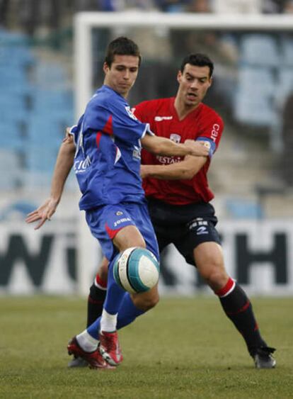 Manu del Moral lucha con Cruchaga por hacerse con el dominio del balón