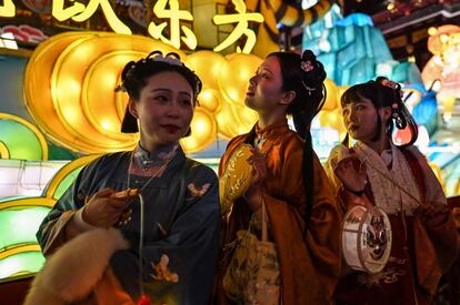 Mujeres jóvenes con trajes tradicionales son fotografiadas mientras visitan el Jardín Yu durante la celebración del Festival de los Faroles que marca el final de las celebraciones del Año Nuevo Lunar, en Shanghái (China).