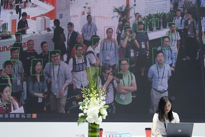 Un sistema de reconocimiento facial mostrado en la feria CES Asia, en Shanghái, identifica en pocos segundos a un grupo de asistentes al certamen.