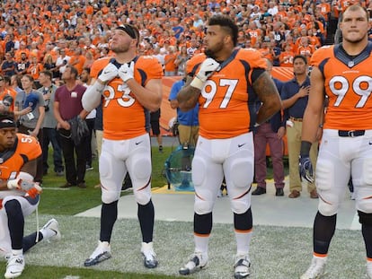 Brandon Marshall, defensa de los Denver Broncos, se arrodilla ante el himno nacional en se&ntilde;al de protesta.