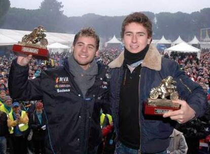 Los campeones del Mundo de motociclismo Álvaro Bautista y Jorge Lorenzo saludan al público tras recibir el "Pingüino de Oro 2007".