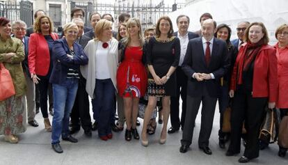 Varios diputados del PSOE despiden a la cabeza de lista del PSOE al Parlamento Europeo, Elena Valenciano.