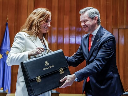 MADRID, 21/11/2023.- La nueva ministra de Sanidad, Mónica García (i), recibe la cartera de su predecesor José Manuel Miñones (d), durante la ceremonia de traspaso de cartera, este martes en Madrid. EFE/ Aitor Martín
