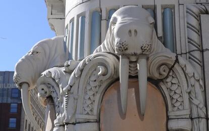 Esculturas de morsas en el friso del Arctic Building, en Seattle, uno de los edificios de terracota más singulares de la ciudad.