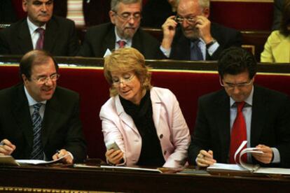 Esperanza Aguirre (Madrid), entre Juan Vicente Herrera (Castilla y León, izquierda) y Jaume Matas (Baleares).