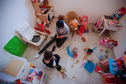 Una madre juega con su hija en Cisternino (Italia) durante el confinamiento.