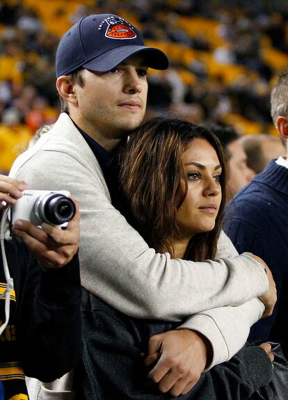 ASHTON KUTCHER Y MILA KUNIS. La pareja se conoció en 1998, cuando ambos fueron elegidos para protagonizar la serie Aquellos maravillosos 70. A pesar de sus besos delante de la cámara, nada sucedió detrás. Kunis tenía una relación con la exestrella infantil Macaulay Culkin. Cuando Kutcher dejó la serie en el año 2005 sus caminos se separaron, aunque mantuvieron una bonita amistad. Ese mismo año, Kutcher se casó con Demi Moore. No fue hasta 2011, cuando, ambos separados de sus anteriores parejas,  volvieron a retomar la relación. A día de hoy siguen juntos: se casaron en secreto en algún momento y lo celebraron con su familia hace solo un año.