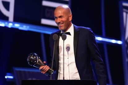 El entrenador del Real Madrid Zinedine Zidane recibe el premio a Mejor Entrenador.