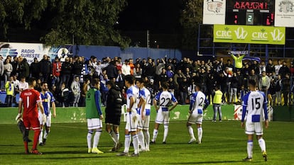 Los jugadores del Hércules, al término de un partido en Orihuela.