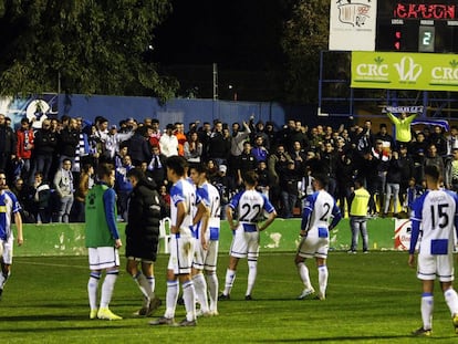 Los jugadores del Hércules, al término de un partido en Orihuela.