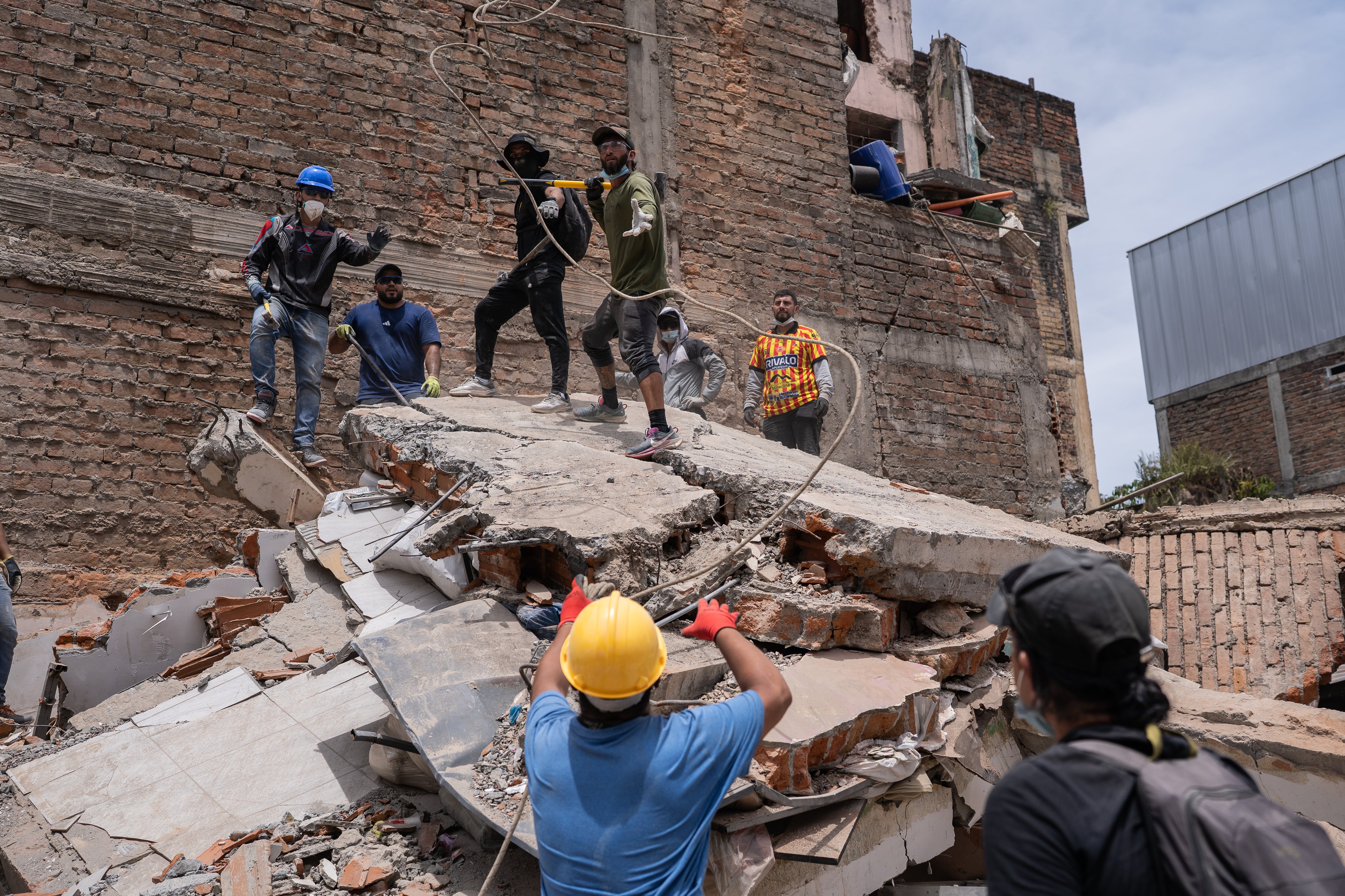 El malabarismo fiscal que afronta Colombia tras el terremoto: recortar y reconstruir a la vez