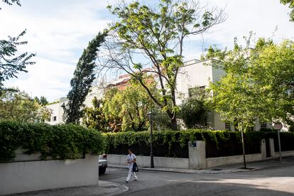 Una mujer pasea por una calle de la colonia El Viso. 
