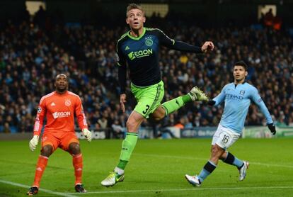 Alderweireld despeja durante un duelo ante el City.