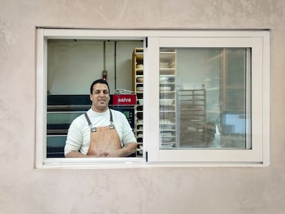 Nayem Abdalla, refugiado del Sáhara Occidental, en la panadería de Valladolid donde trabaja, el 17 de enero de 2024.