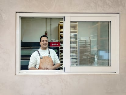 Nayem Abdalla, refugiado del Sáhara Occidental, en la panadería de Valladolid donde trabaja, el 17 de enero de 2024.