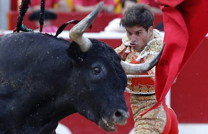 Rubén Pinar, en un momento de apuro ante su segundo toro.