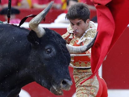 Rubén Pinar, en un momento de apuro ante su segundo toro.