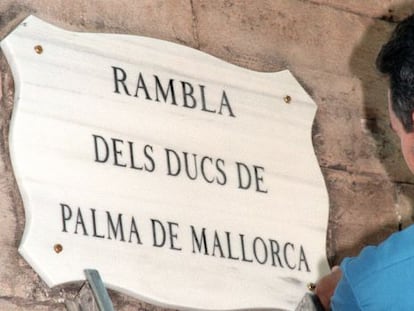 El Ayuntamiento de Palma de Mallorca decidi&oacute; ayer retirar el nombre de la calle dedicada a los duques de Palma por &ldquo;indignaci&oacute;n&rdquo; ante el caso N&oacute;os.