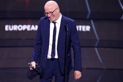 Jacques Audiard, con el trofeo a mejor guion europeo del año por 'Emilia Pérez'.
