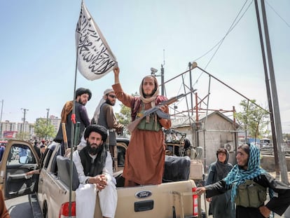 Combatientes talibanes en la parte trasera de un vehículo en Kabul, este lunes.