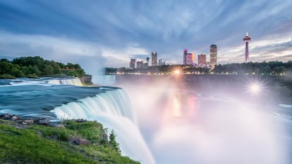 Les cataractes del Niàgara donen nom a la ciutat de Niagara Falls, a l'Estat de Nova York. Les impressionants cascades són les responsables absolutes que aquesta ciutat situada a la riba del riu Niàgara estigui entre les més fotografiades del món. Encara que les cataractes es troben entre els Estats Units i el Canadà, segons Sightsmap és la part nord-americana la que genera més retrats.