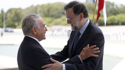 El presidente del Gobierno, Mariano Rajoy, junto a su hom&oacute;logo brasile&ntilde;o, Michel Temer, en Brasilia.
