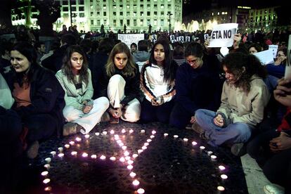 11 de marzo de 2004. Barcelona. Durante las primeras horas tras los atentados, la información sobre la autoría de los ataques fue muy confusa. En muchas de las muestras de condena en toda España se vieron carteles en contra de la banda terrorista ETA.