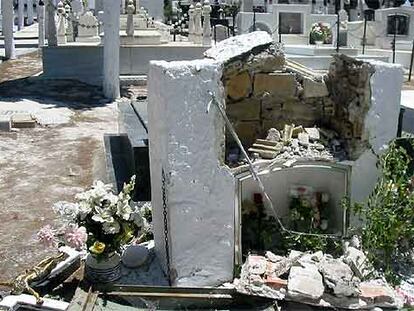 Tumbas y símbolos destrozados en el cementerio de Moriles