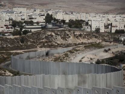 El asentamiento de Pisgat Ze&#039;ev, en Jerusal&eacute;n Este, con una secci&oacute;n del muro.
