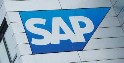  Logo de SAP en la sede central de la compañía en Walldorf (Alemania). 